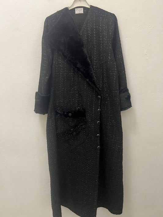 Maxi black tweed coat with fur and pocket details