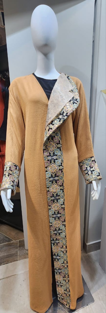 Maxi closed abaya with embroidered collar and cuff details