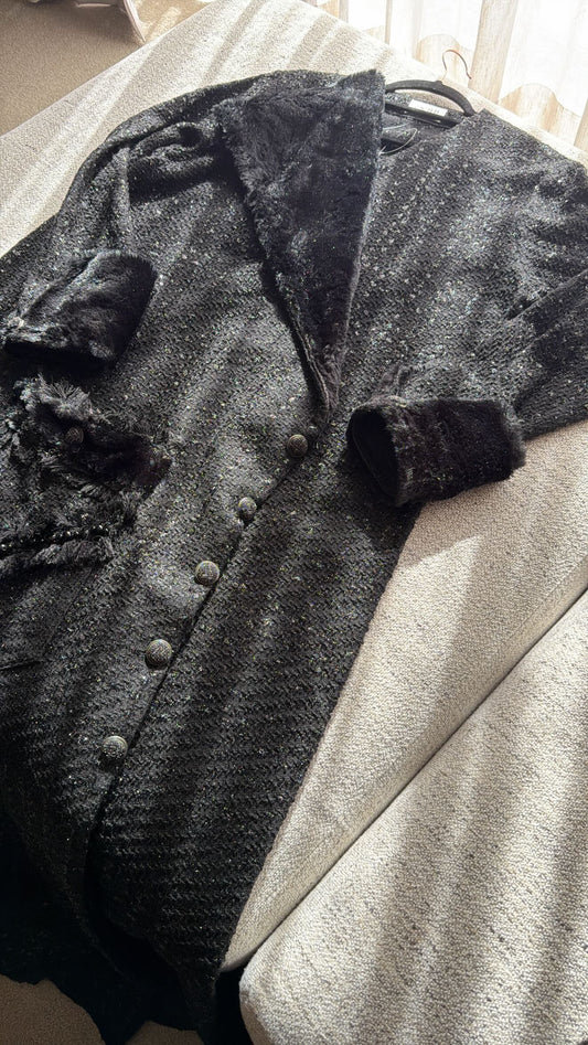 Maxi black tweed coat with fur and pocket details