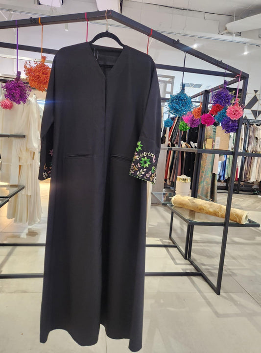 Black abaya with detailed sleeves and pockets